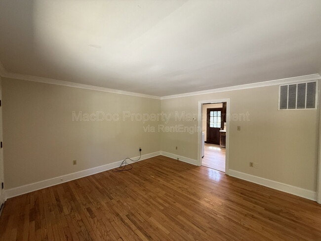 Photo - 216 W Broaddus Ave