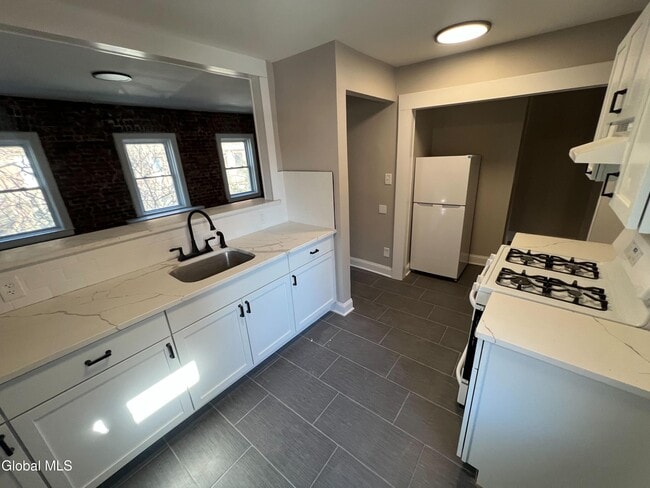 Photo - 326 State St