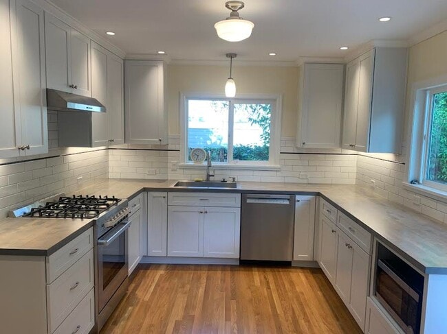 Photo - Impecable Remodel of Historic Eastmoreland...