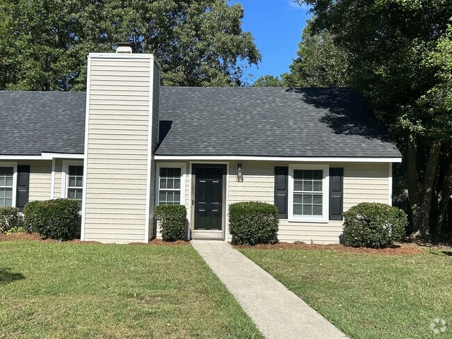 Building Photo - 2 Bedroom, 2 Bath Townhome in Rocky Mount