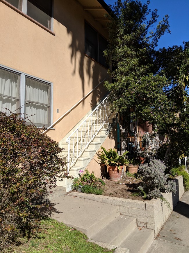 Escaleras delanteras - 958 11th St Unidad B