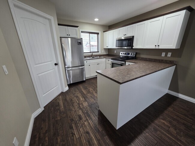 Photo - 8407-8487 87 St