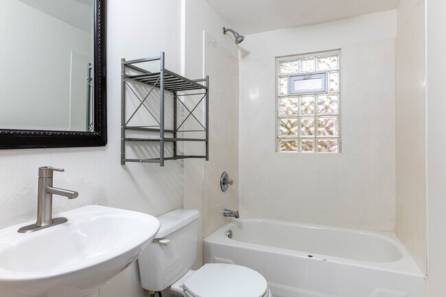 Upstairs bathroom - 7923 S Rock Hill Rd Unidad Home