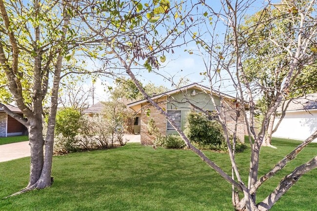 Building Photo - 8116 Exmoor Dr