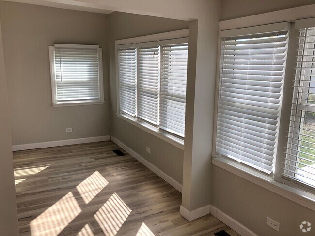 Building Photo - Large remodeled 4bed/2bath close to school... Rental