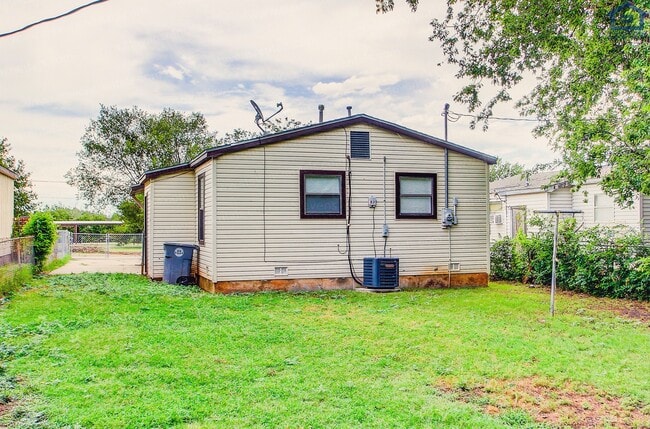 Photo - 1757 SW 13th St