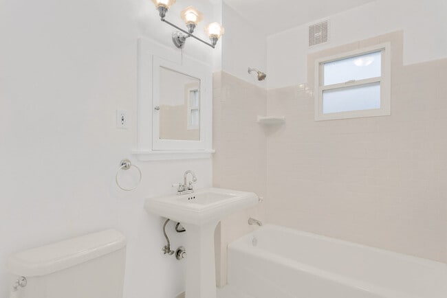 Photo - 2610 Glenwilde Pl E