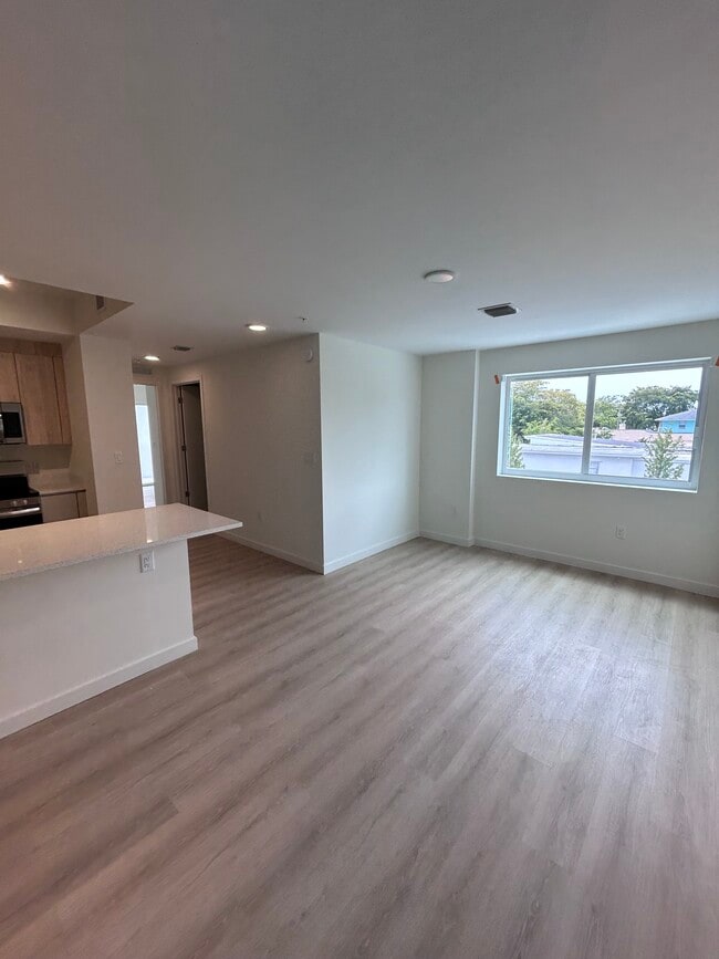 Building Photo - 915 18th Ave N Unit A1