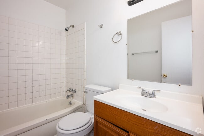 2BR, 1BA - 850SF - Bathroom