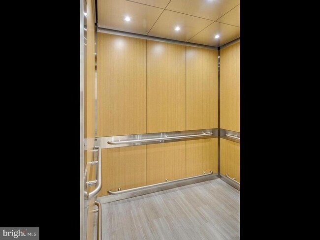 Building Photo - 4141 Henderson Rd Unit 925