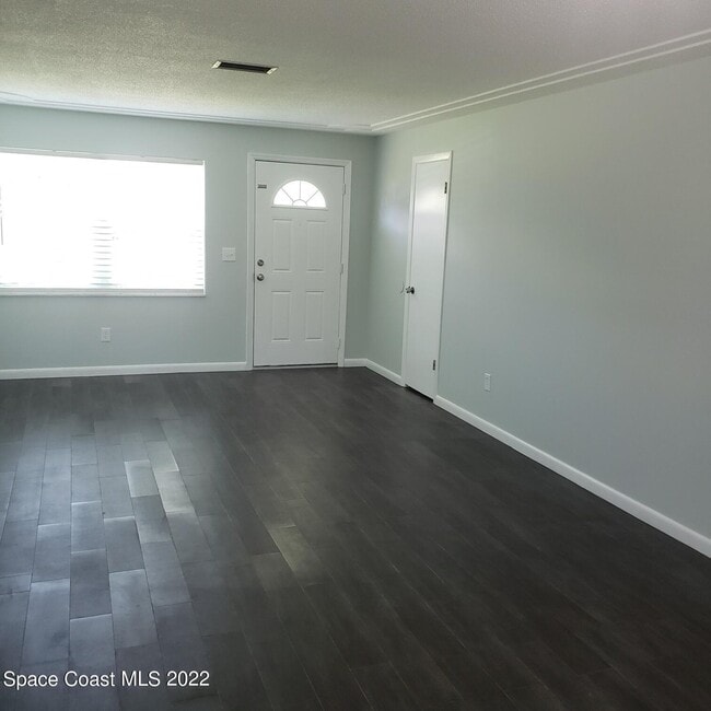 Photo - 990 Butia St