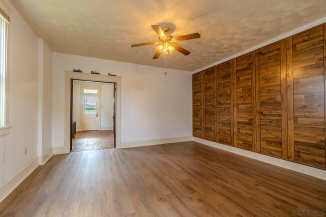 Photo - 222 Strayer St