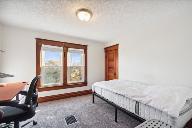 Photo - 1800 Herbert St