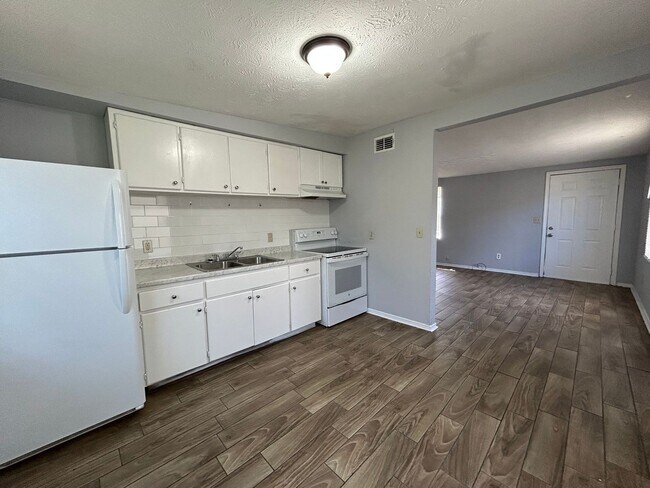 Building Photo - Phyllis Street Duplexes Unit 3250 Phyllis St.