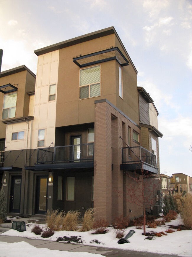 Modern End Unit 3 Bedroom Townhome with So... - Modern End Unit 3 Bedroom Townhome with So...