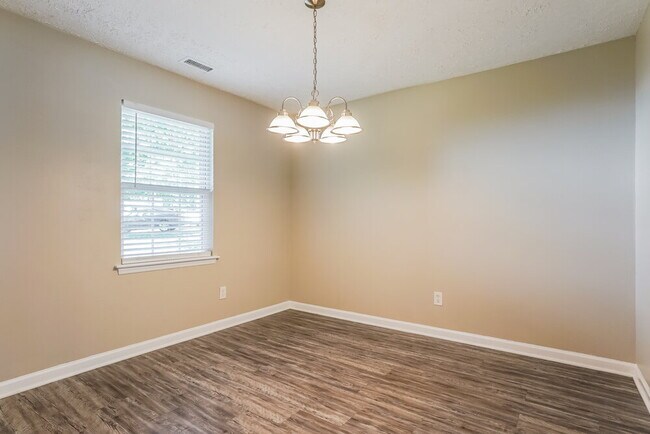 Photo - 514 Laurens Way