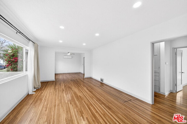 Photo - 1050 S Hayworth Ave