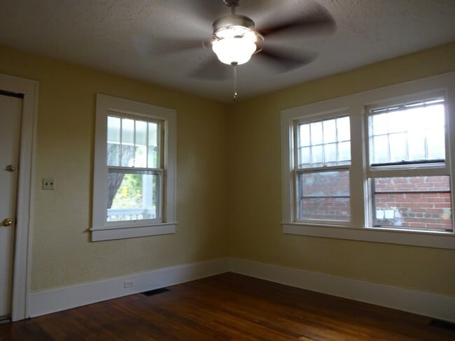 Photo - 12 E Chestnut St