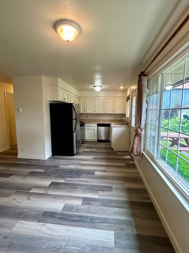 Photo - 2 Bedroom Condo For Rent - 3 Month Lease