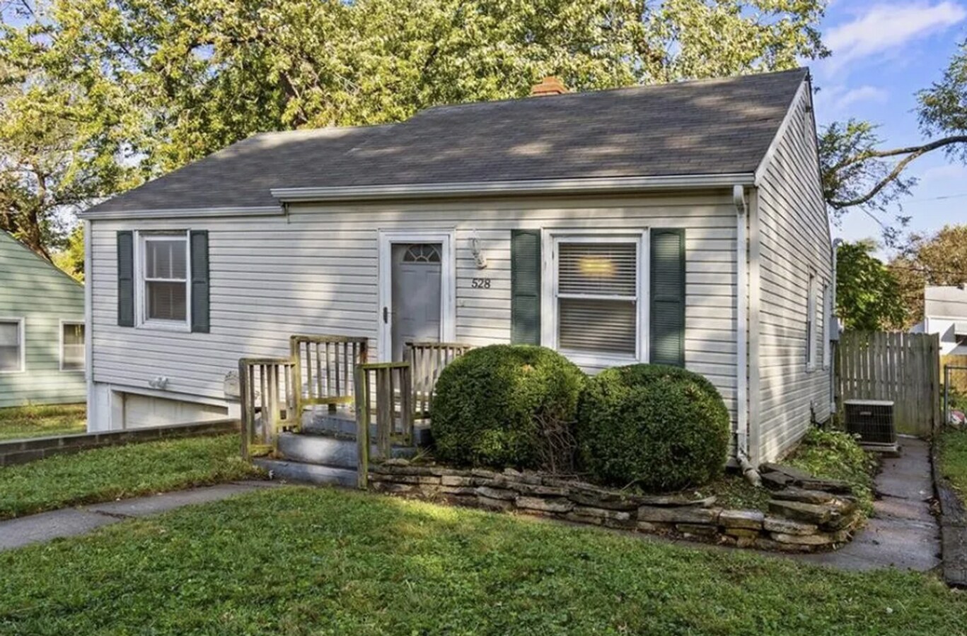 Charming 2 Bed, 1 Bath Home with 1-Car Garage in Convenient Location - Charming 2 Bed, 1 Bath Home with 1-Car Garage in Convenient Location