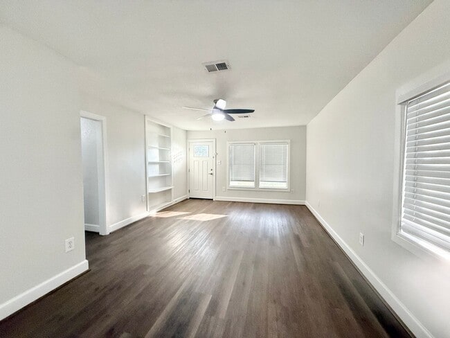 Photo - Stunning & Spacious 4/2 Home in Lake Jackson!