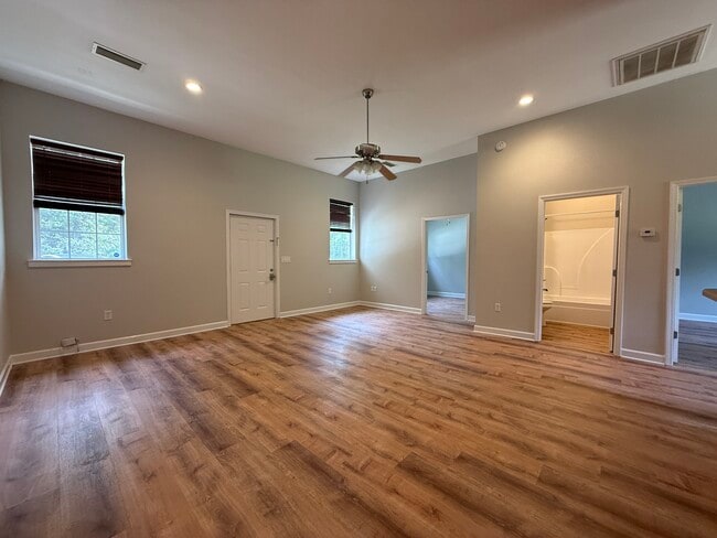 Photo - 11921 Woodland Ave