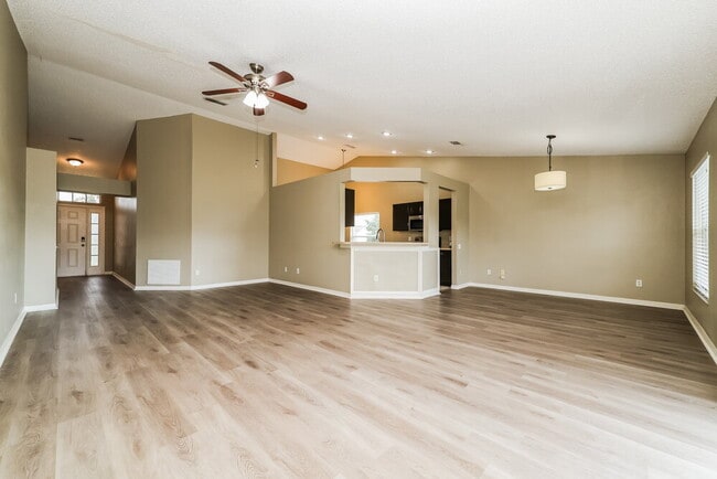 12515 Midpointe Dr