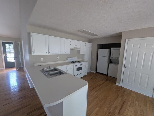 Photo - 1995 Holly Cove Rd