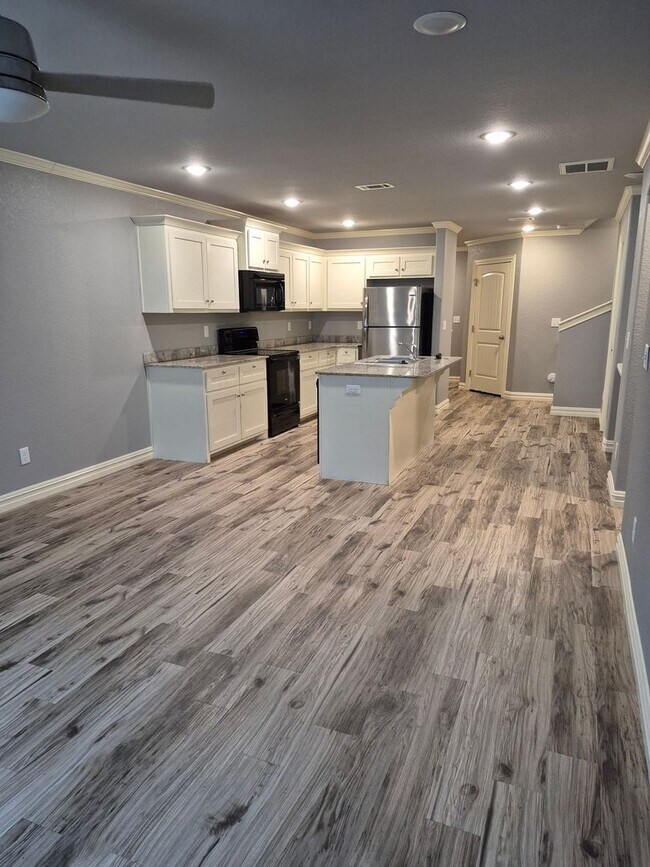 Photo - Call Heather about the move in special on this 3 bedroom Townhouse. 479-208-0305