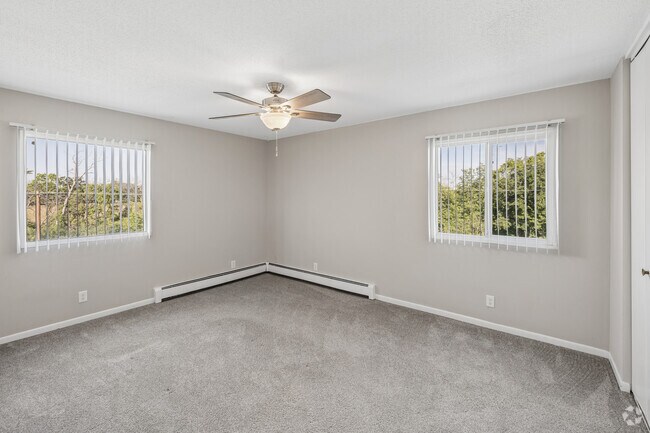 2BR, 1BA - 900SF - Bedroom