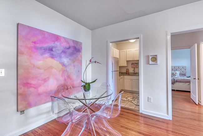 The Charmer Apartments