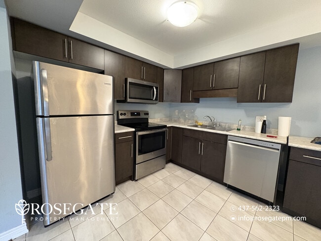 Building Photo - Spacious 6-Bedroom Freehold Townhouse with Garage & Backyard – Thorold
