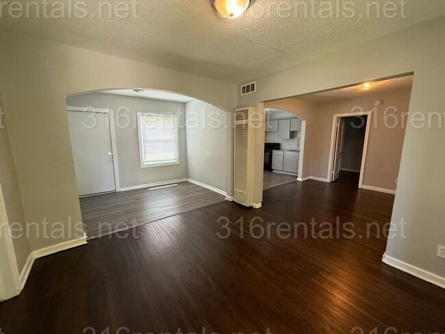 Photo - $750 - 2 bed 2 bath - Duplex Unit 857 N Glendale Ave Apt 2