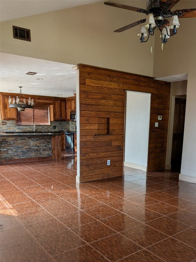 Photo - 807 Poppets Way