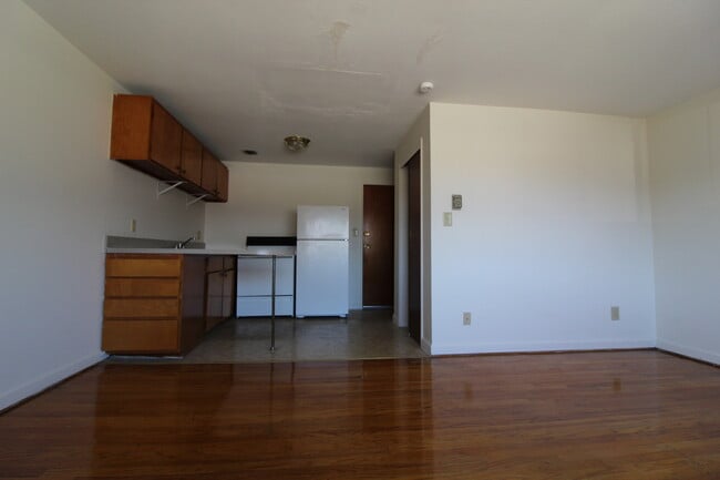 Building Photo - 484 Tolland St