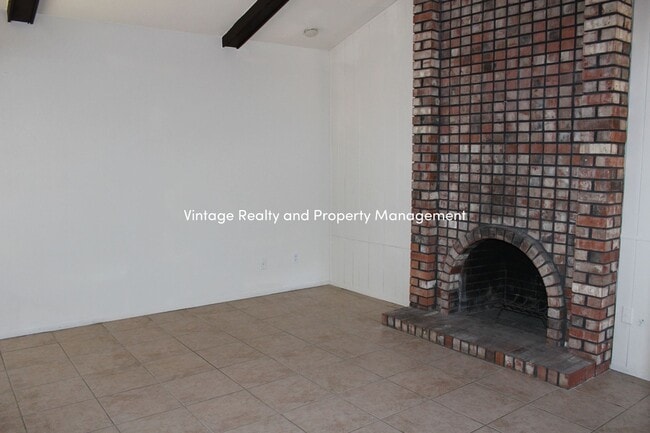 Photo - Updated 2 Bedroom Duplex Ready To Go!!! House