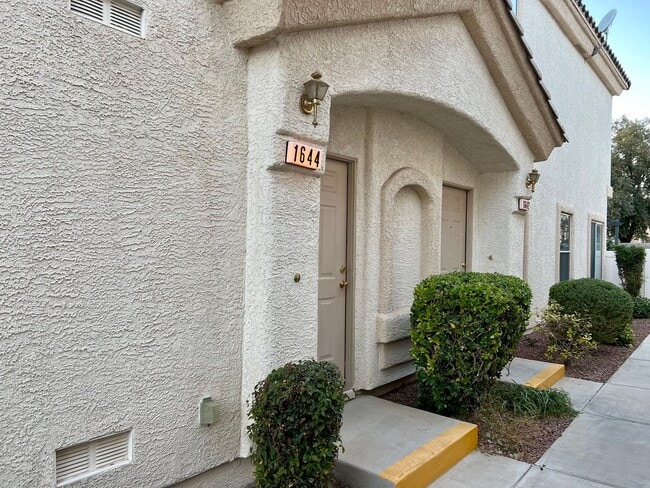 Building Photo - BEAUTIFUL 2BD/2BA SOUTHEAST