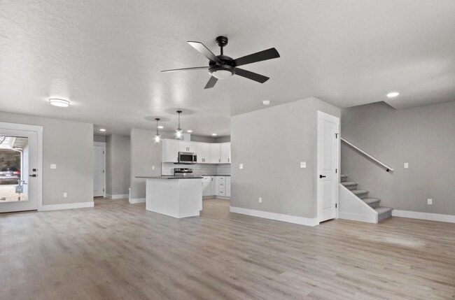 Photo - 465 S 3rd E St