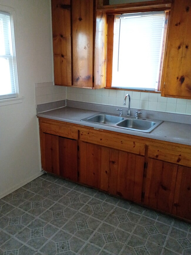 Photo - 1040 W 107th St