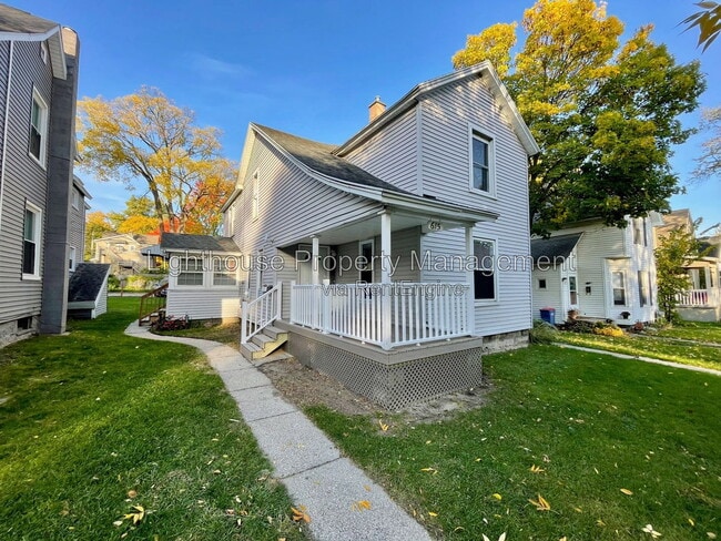 Building Photo - 615 Prospect Ave NE Unit 3