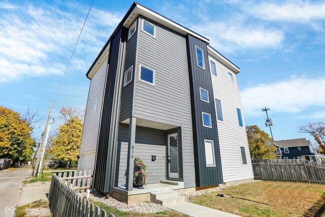 Building Photo - 816 East 21st St