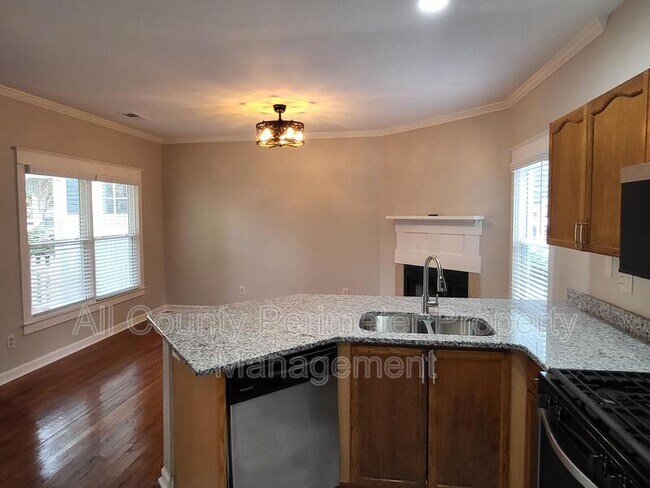 Photo - 320 Harden St SE