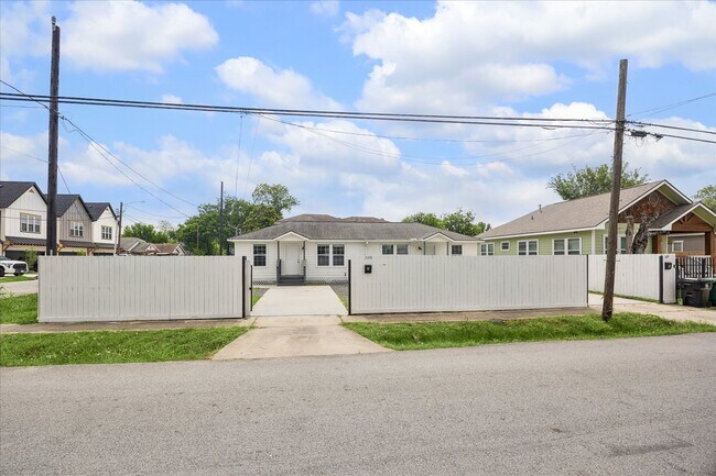 Photo - 2610 Cochran St