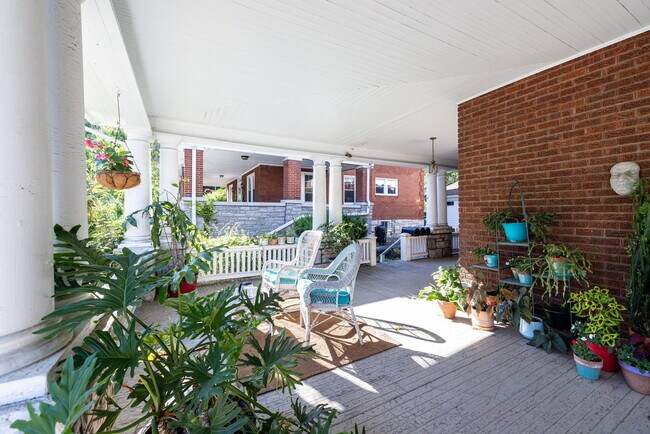 One bedroom downtown living with utilities included!