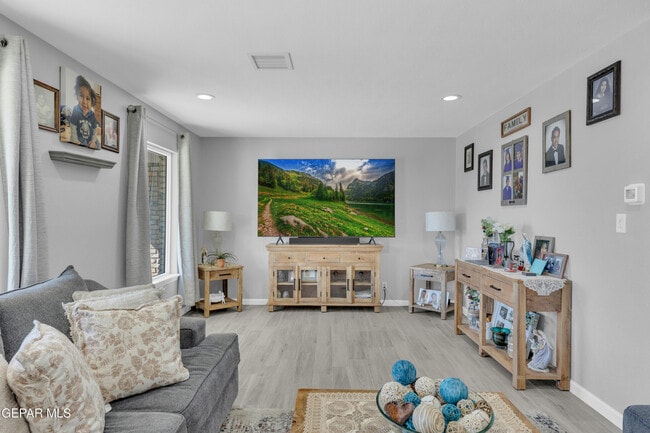 Photo - 9913 Album Ave