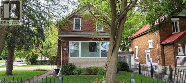 Photo - 326 Victoria St S