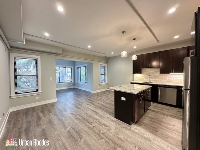 Building Photo - 1124 Maple Ave Unit J06P