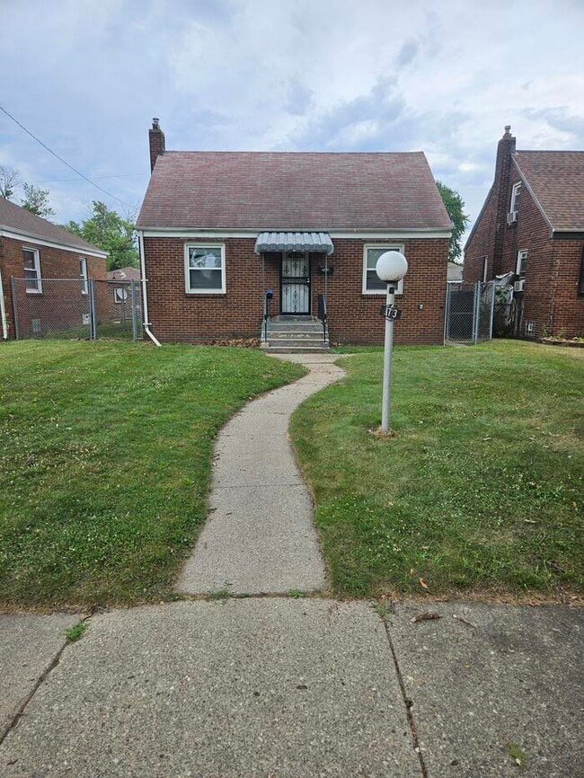 Building Photo - 743 Hanley St
