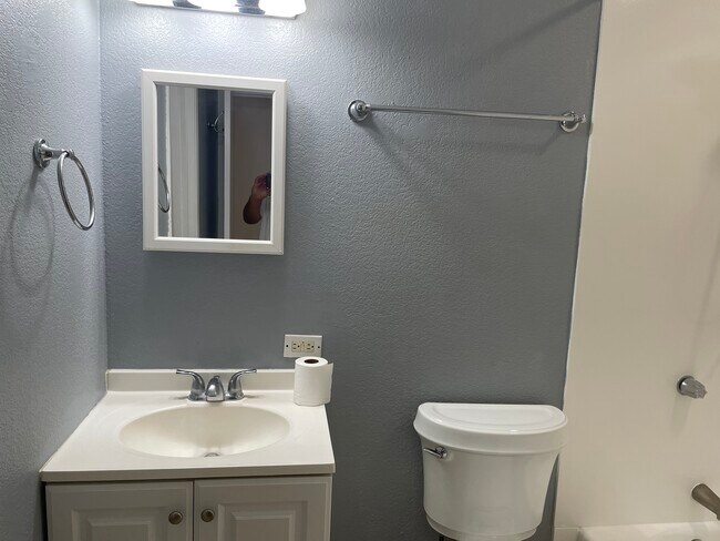 Bath - 95-656 Hanile St