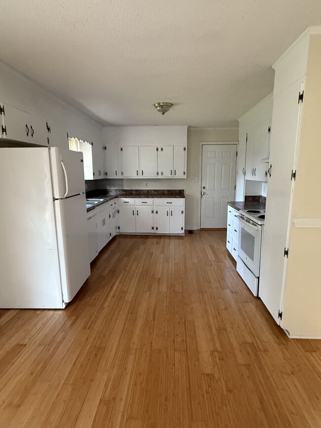 Photo - 2020 Denham Dr SE
